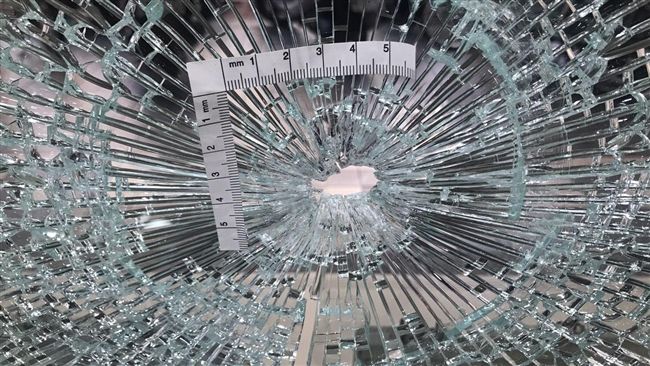 房仲落地窗突爆裂　竟是石頭惹的禍！