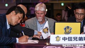 中華職棒2018年度選手選拔會，中信兄弟教練團史耐德選拔討論。（圖／記者林敬旻攝）