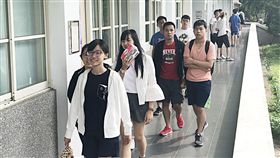 指考第2天英文科結束　考生步出試場107年度大學入學指定科目考試第2天，英文科2日下午3時20分告一段落，學生們步出考場，神情輕鬆。中央社記者魯鋼駿攝　107年7月2日