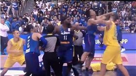 影／澳菲男籃大亂鬥！世界杯竟出現「3打5」詭異畫面　圖／翻攝自YouTube