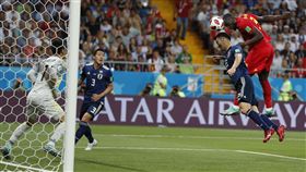 盧卡庫（右）遭日本重兵看管。（圖／美聯社／達志影像）