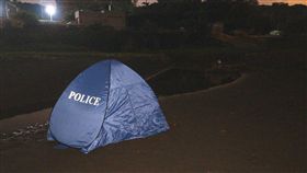 高雄西子灣沙灘驚現女屍高雄知名觀光景點西子灣沙灘2日被衝浪客發現一具趴臥女屍，員警獲報到場，初步調查為一名年約4、50歲的中年女子，身上無任何證件。（警方提供）中央社記者陳朝福傳真  107年7月2日