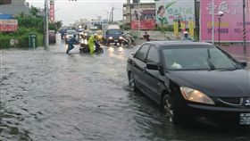 台南仁德道路積水（2）台南地區20日上午一陣超大雨勢，導致仁德區太子路高速公路涵洞下方道路積水，車輛一度難以通行。中央社記者楊思瑞攝  107年6月20日