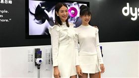 ▲▼母女三人都擁有令人稱羡的逆天長腿。（圖／翻攝自臉書）
