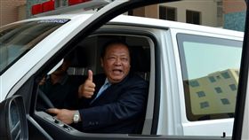 澎湖旅外鄉親合捐消防救護車（3）澎湖旅北從事出口貿易的高頂嗣、曹啟玲夫婦，與旅居巴西的鄉親陳英世、胡素珍夫婦合捐一部200多萬元救護車，8日在澎湖縣消防局前廣場舉行捐贈儀式，由縣長陳光復（圖）代表受贈。中央社　107年6月8日