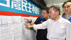 侯友宜提證據澄清文大宿舍爭議（2）國民黨提名新北市長參選人侯友宜（前右）30日在新北市黨部舉行記者會，針對文化大學宿舍爭議拿出發票、收據等相關資料澄清並逐一說明。中央社記者吳翊寧攝　107年6月30日