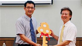 中油捐再生自行車助嘉義偏鄉國中台灣中油公司訓練所2日捐贈一批再生自行車給嘉義縣偏鄉學校布袋國中，由訓練所主任林忠亮（右）代表將象徵性鑰匙交給布袋國中校長吳敏男（左），完成捐贈儀式。（布袋國中提供）中央社記者黃國芳傳真　107年7月2日