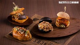 臭豆腐鴨血堡,日式炒麵堡,漢堡。（圖／誠品行旅提供）