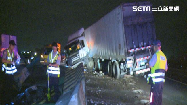疑開夜車度估　國道彰化段8車連環撞
