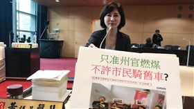 加嚴10年老車標準　中市議員：不公平台中市議員黃馨慧2日表示，根據「空污法」修正條文規定，對出場10年以上的汽機車加嚴排放，她認為此次修法，對家有10年老車的市民並不公平。中央社記者趙麗妍攝　107年7月2日