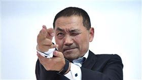 侯友宜拍定裝照國民黨新北市長參選人侯友宜27日在台北市攝影棚拍競選定裝照，侯友宜擺出持槍射擊姿勢說，他從小就愛看警匪片。中央社記者王飛華攝　107年6月27日