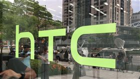 宏達電Google新合作　媒體嚴陣以待宏達電21日宣布出售參與打造Pixel手機的成員及授權專利給Google，多家媒體出動SNG衛星轉播車，在宏達電新店總部大樓外守候。中央社記者吳家豪攝　106年9月21日