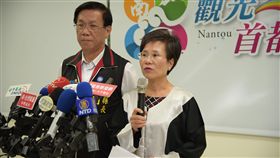 保障退休公教人員權益  南投縣府聲請釋憲軍公教年金改革7月1日上路，南投縣政府及所屬機關學校約有5800名退休人員受影響，為保障退休公教人員權益，縣府除協助填寫復審書及訴願書，南投縣長林明溱（左）2日召開記者會指出，將依司法院大法官審理案件法，委託律師，聲請解釋憲法。中央社記者蕭博陽攝  107年7月2日