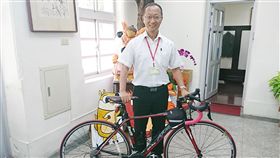 南一中師生單車環島　校長也挑戰完騎台南一中單車社學生發起單車環島計畫，29名師生4日起將展開9天行程，校長張添唐也將全程「完騎」。中央社記者楊思瑞攝　107年7月1日