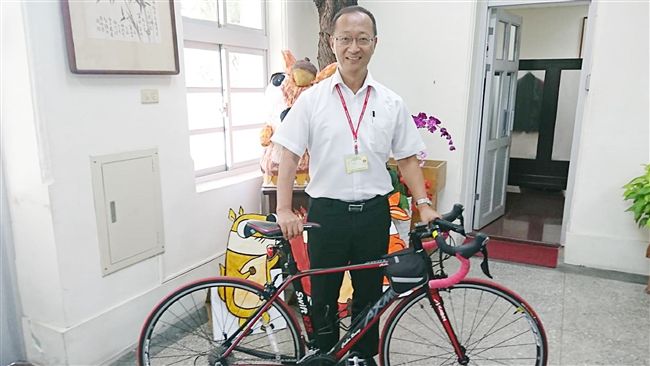 夜宿合作學校　南一中師生單車環島