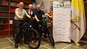 台灣贈教廷電動腳踏車 響應教宗環保呼籲響應教宗環保呼籲，駐教廷大使李世明代表台灣捐贈教廷移民與難民單位兩輛電動腳踏車，圖中灰衣為副秘書長錢尼（Michael Czerny），黑衣為副秘書長巴吉歐（Fabio Baggio）。中央社記者黃雅詩梵蒂岡攝  107年7月3日