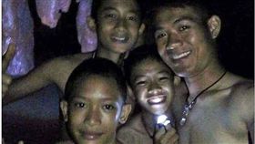 泰國足球隊13人找到了　3英人險峻洞穴「神救援」 圖／翻攝自《每日郵報》
