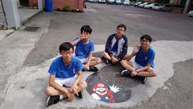 瑪利歐鑽出人孔蓋　學生校園秀美術創意新竹市建華國中美術班學生以校園老舊或損壞的空間為主題，透過繪畫營造特別的校園環境，讓知名遊戲角色瑪利歐彷彿從下水道鑽出一般，相當有趣吸睛。（新竹市政府提供）中央社記者魯鋼駿傳真　107年7月1日