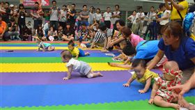 彰化寶寶爬行賽　場面歡樂中華民國青年工作志願服務協會1日在彰化縣員林國小舉辦「活力寶寶運動會」，分為寶寶爬行賽與搬尿布比賽，在父母的誘導與鼓勵下，寶寶們在軟墊上奮力往前爬行，還有家長帶著嬰幼兒觀賽，場面歡樂。中央社記者蕭博陽攝　107年7月1日