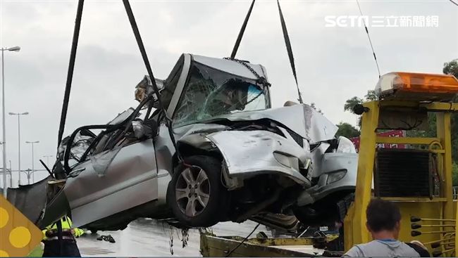 台中貨櫃車連撞4車　1車遭壓成廢鐵