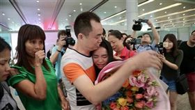失散13年，女今成學霸，成功找到親生父母終相聚。（圖／翻攝中國經濟網）