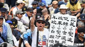 八百壯士聚集立法院外反年改抗議。 （圖／記者林敬旻攝）