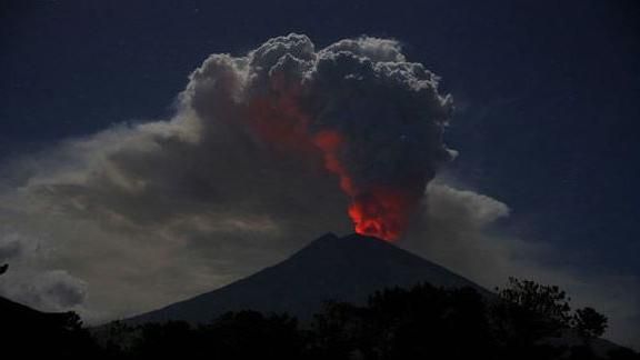 峇里島阿貢火山噴發　灰燼衝2千尺高