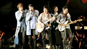 五月天跨年夜桃園嗨唱迎新年天團五月天2017年最後一天在桃園國際棒球場和粉絲共度，越接近午夜12時，台上台下氣氛越嗨也越感性。（相信音樂提供）中央社記者江佩凌傳真　107年1月1日