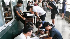 指考第3天  考前衝刺大學指考3日進行最後一天考試，考科為歷史、地理、公民與社會，同學們拿著書本站在教室外，做考前最後衝刺。中央社記者謝佳璋攝  107年7月3日