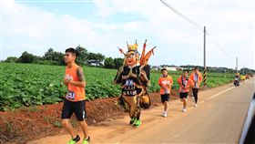 九天太子盃環台賽起跑　徒步宣傳花博第六屆九天盃太子極限環台賽1日開跑，100多名參賽者揹著重達10公斤的太子神將，踏上28天長達1035公里的環台之旅。中央社記者趙麗妍攝　107年7月1日