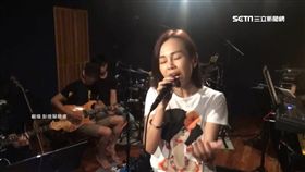 彭佳慧婚變後首度直播 素顏獻唱未談話