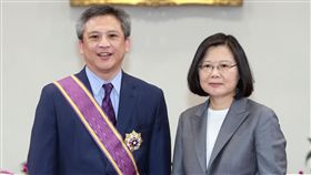 總統頒授梅健華大綬景星勳章（1）總統蔡英文（右）3日在總統府頒授「大綬景星勳章」給美國在台協會（AIT）台北辦事處長梅健華（左），表彰梅健華對提升台美關係的傑出貢獻。中央社記者鄭傑文攝　107年7月3日