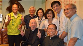 畢耀遠奉獻台灣逾一甲子神父畢耀遠（前右3）從荷蘭來到台灣雲林，有感於地方民眾需求，奔走國外募款籌建醫院、學校，奉獻台灣土地逾一甲子。圖為民國104年8月畢耀遠與當時還是總統參選人的蔡英文（後左3）合影。（檔案照片）中央社記者葉子綱攝　107年7月1日