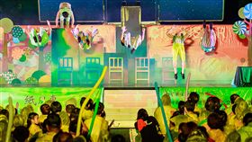 紙風車南投演出　精彩馬戲團觀眾想再看民主進步黨立委蔡培慧邀紙風車台灣鄉村卡車藝術工程演出團隊FOCA福爾摩沙馬戲團（圖）到南投演出兩場，6月30日演出第一場，結合特技、雜耍、舞蹈與戲劇，許多人看完稱讚精彩，直說7月1日還要去看第二場。（蔡培慧南投服務處提供）中央社記者蕭博陽傳真　107年7月1日