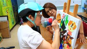 志工李淑治　為身障兒開啟藝術之路（1）瑪利亞基金會藝術志工李淑治（右）陪伴身障者藝術創作，她認為有些人對照顧對象的狀況不了解而產生害怕，或帶有不同眼光，但其實深入認識，就會發現他們很可愛。中央社記者蘇木春攝　107年7月1日