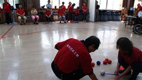 瑪利亞長青滾球隊　與身障者一同成長（2）瑪利亞基金會民國104年成立地板滾球隊，歸類在技能養成中心，不只讓照顧對象練習肢體動作，也希望培育出身障運動選手；而志工成立的長青組滾球隊，第一年就獲得全國地板滾球運動會亞軍，去年更一舉拿下總冠軍與亞軍。中央社記者蘇木春攝　107年7月1日