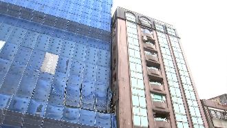 蓋樓拆隔壁鐵網？女淚控建商害夫摔死