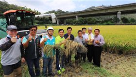 林佳龍視察外埔綠能生態園區台中市外埔綠能生態園區整建工程進度近70%，預計9月試營運，市長林佳龍（左5）等人30日前往視察，親自走入田間慰問在收割稻作的農民。中央社記者郝雪卿攝　107年6月30日