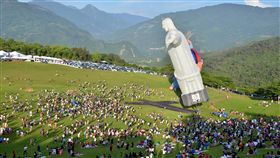 台東熱氣球嘉年華開跑　人潮湧入2018台灣國際熱氣球嘉年華30日在台東正式登場，適逢暑假第一天，活動現場湧入大量遊客，讓觀光業者相當振奮，盼觀光熱潮持續到暑假結束。中央社記者盧太城台東攝　107年6月30日