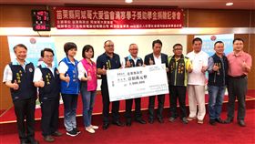 阿斌哥大愛協會捐助學金  190學生受惠苗栗縣阿斌哥大愛協會3日偕彩雲社會福利基金會與艾姆勒車電公司，捐贈新台幣100萬元助學金，幫助縣內190名國中小學生，縣長徐耀昌（右6）頒發感謝狀表揚他們的善行。中央社記者管瑞平攝  107年7月3日