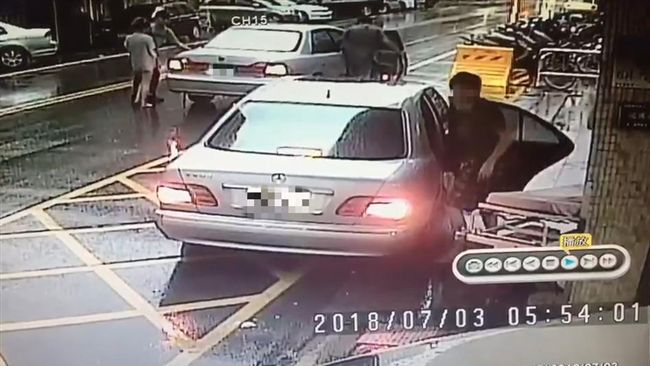 台中男遭重擊斷腳筋　丟包畫面曝光