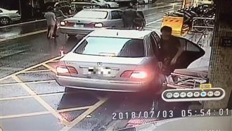 台中男遭重擊斷腳筋　丟包畫面曝光