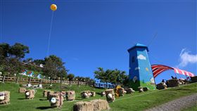 清境一夏　稻草造型綿羊可愛吸睛清境農場30日起推出「清境一夏–風起飛羊」主題活動，以牧草、稻草等天然材料製作造型綿羊，布置在觀山牧區，營造可愛有趣的草原景觀。（清境農場提供）中央社記者蕭博陽南投縣傳真　107年6月30日