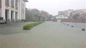強降雨　鹿港公會堂地勢低窪積水近膝彰化縣鹿港鎮地勢低窪，2日因強降雨造成當地部分街道積水近膝，鹿港公會堂一帶積水情形嚴重，雖然抽水機全力運轉，但效果不大。（王惠美服務處提供）中央社記者蕭博陽彰化縣傳真　107年7月2日