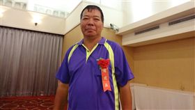 上養父下育子　磨心石周建義不喊苦高雄市107年孝行獎表揚典禮30日舉行，獲獎的周建義（圖）為中低收入戶，與太太育有5子，其中小兒子為中度智能障礙，他還要奉養80多歲的父親，雖然生活困苦操勞，仍保有樂觀心境，他不喊苦說：「盡孝道和照顧家庭是我的責任。」中央社記者陳朝福攝　107年6月30日