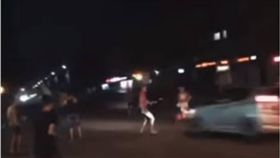 命超大！上街慶祝世界盃遭撞飛　俄男奇蹟生還　圖／翻攝自YouTube