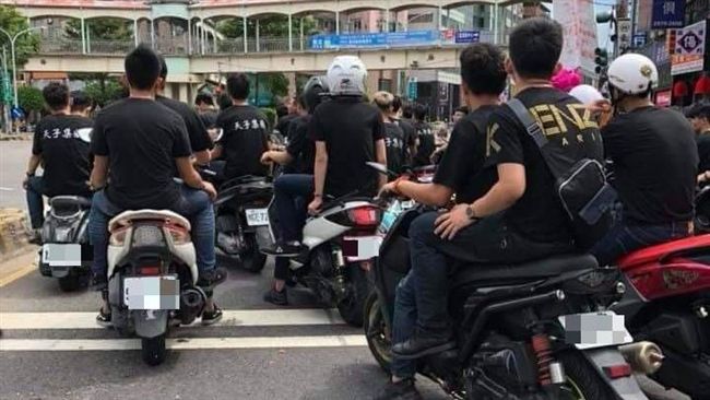 屁孩公祭完　沒戴安全帽新北街頭遊蕩