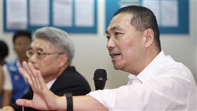 侯友宜提證據澄清文大宿舍爭議（3）國民黨提名新北市長參選人侯友宜（前）30日在國民黨新北市黨部，針對近期文化大學宿舍爭議召開記者會澄清，並出示多項資料進行說明。中央社記者吳翊寧攝　107年6月30日