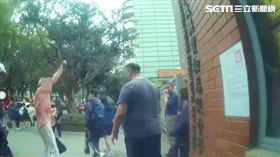 員警抵達復興國小門外，只見魏男(粉紅色上衣者)持續咆哮。翻攝畫面
