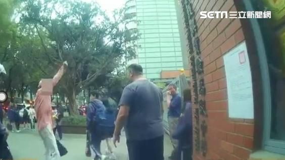 國小前咆嘯被押上警車　男竟告警傷害